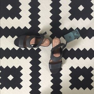 NWT Toms Shoes Poppy sandal in black, size 8
